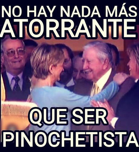 Una imagen de un grupo de personas sonrientes en un evento. En el centro, una mujer rubia de espaldas y un hombre mayor de cabello blanco se abrazan o interactúan amistosamente, ambos con amplias sonrisas. Están rodeados por otros hombres, también sonrientes y vestidos con trajes. Superpuesto a la imagen, en letras blancas grandes con borde negro, se lee el mensaje: "NO HAY NADA MÁS ATORRANTE QUE SER PINOCHETISTA".