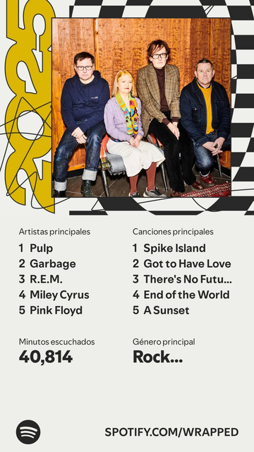 Una imagen de Spotify Wrapped con la banda Pulp en la parte superior. La foto muestra a cuatro miembros de Pulp sentados frente a una pared de madera: una mujer rubia con un pañuelo colorido y tres hombres, uno de ellos con gafas y una chaqueta a cuadros. A la izquierda de la foto hay un gran gráfico amarillo con la cifra "2023" y a la derecha superior un patrón de tablero de ajedrez blanco y negro. Debajo de la imagen, se presentan las estadísticas de escucha: **Artistas principales:** 1. Pulp…