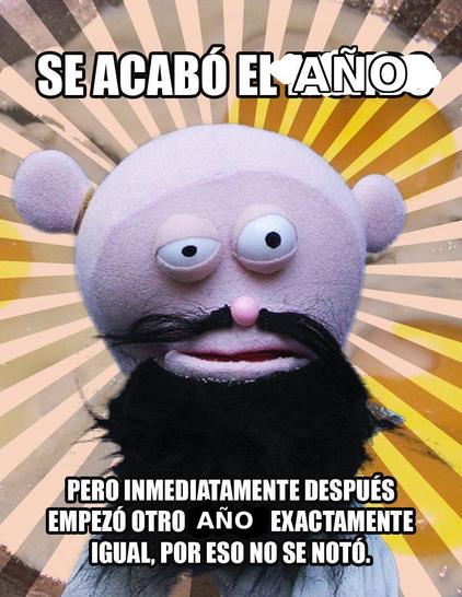 La imagen es un meme que presenta un títere de 31 Minutos con la cabeza redonda y rosada. Tiene ojos saltones con grandes pupilas negras, una pequeña nariz rosada, y una gran barba y bigote negros y tupidos. El títere tiene una expresión entre sorprendida y resignada.

El fondo detrás del títere es un patrón de rayos que irradian en tonos beige y amarillo.

En la parte superior de la imagen, en letras blancas grandes con borde negro, se lee: "SE ACABÓ EL AÑO".
En la parte inferior, también en l…