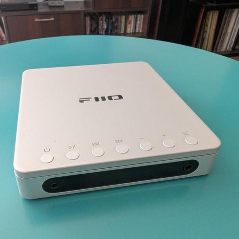 Reproductor de CD Fiio DM13 color plateado.