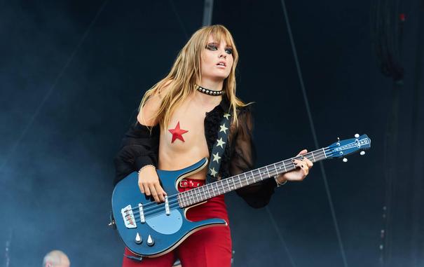 Victoria De Angelis tocando el bajo.