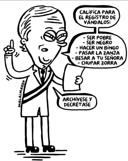 Caricatura en blanco y negro de un hombre con características de político o funcionario. Viste un traje, corbata y una banda presidencial. Tiene el pelo liso, gafas y una sonrisa exagerada. Su mano derecha está levantada con el dedo índice señalando hacia arriba, mientras que con la izquierda sostiene un papel.

Sobre su cabeza y a su derecha, hay tres globos de diálogo. El superior dice: 'CALIFICA PARA EL REGISTRO DE VÁNDALOS:'. Debajo, un globo más grande enumera los supuestos criterios: '– S…