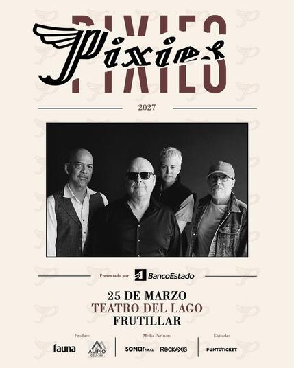 Este es un póster de concierto con un fondo color crema claro. En la parte superior, el logo de "Pixies" en marrón oscuro, con una "P" estilizada que tiene alas. Debajo del logo, se lee "2027".

En el centro del póster, hay una fotografía en blanco y negro de los cuatro miembros de la banda Pixies. Tres hombres y una mujer posan mirando al frente. El hombre central, calvo, usa gafas de sol.

Debajo de la foto, la información del evento: "25 DE MARZO", "TEATRO DEL LAGO", "FRUTILLAR".

En la part…